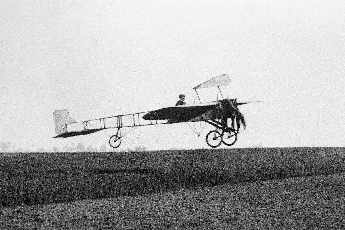 Blériot décolle en 1909 pour traverser la Manche pour la première fois. Cela fait partie de la culture aéronautique cadet minimale.